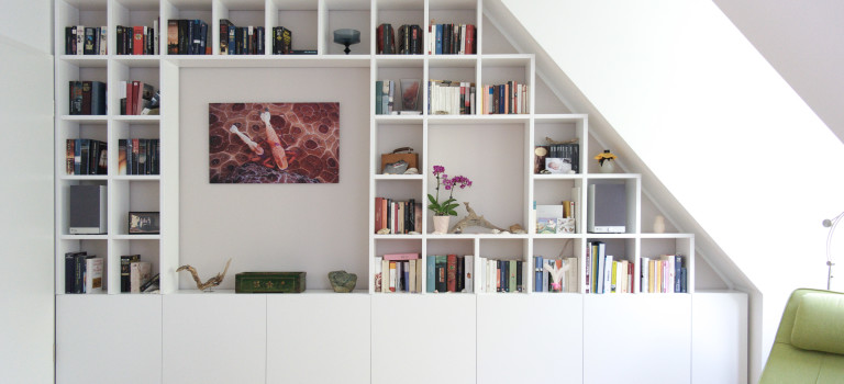 Schrank-Regal unter Dachschräge in Loft